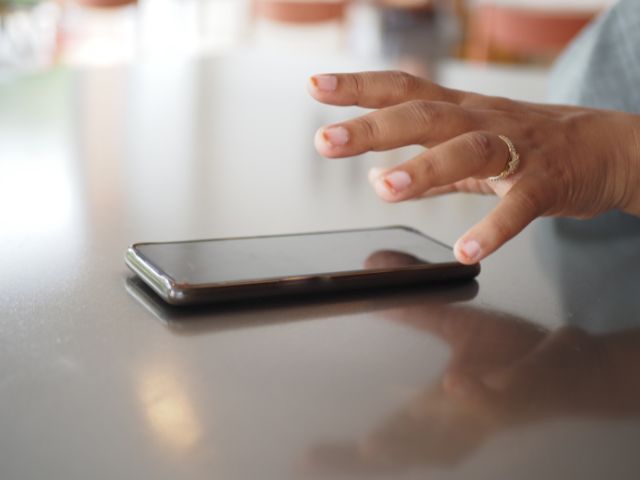 smartphone-calling 深夜・早朝にペットが亡くなったらどうする?落ち着いて行いたい対応と流れ